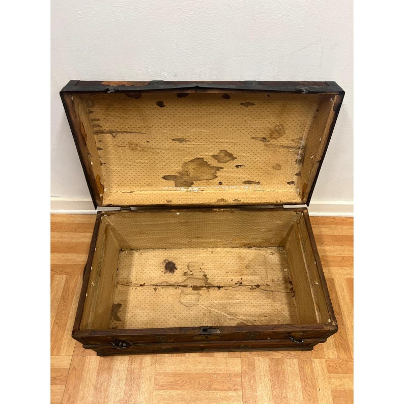 Vintage STEAMER TRUNK storage chest camelback humpback antique victorian toy box immagine 17