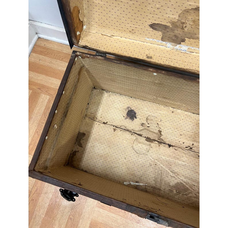 Vintage STEAMER TRUNK storage chest camelback humpback antique victorian toy box immagine 19