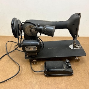 Vintage Singer Sewing Machine MODEL 66 motor light antique black head 1952 as is cast iron replacement
