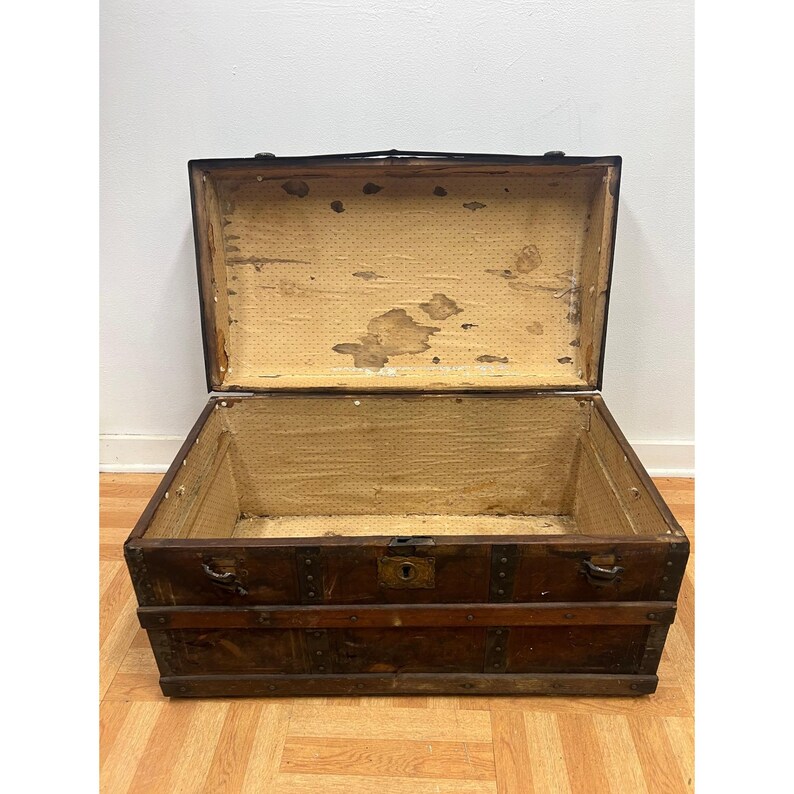 Vintage STEAMER TRUNK storage chest camelback humpback antique victorian toy box immagine 14