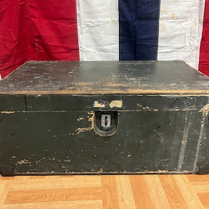 Vintage Military STORAGE TRUNK Drab Green Flat Top Foot Locker 