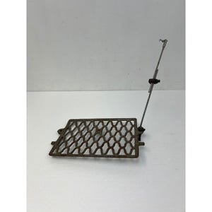 Puede incluir: Una placa de pedal de máquina de coser de hierro fundido antigua con un patrón de celosía en forma de diamante. La pieza metálica rectangular incluye una varilla metálica vertical con una abrazadera deslizante ajustable y un resorte.