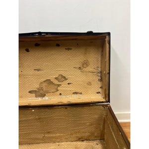 Vintage STEAMER TRUNK storage chest camelback humpback antique victorian toy box immagine 15