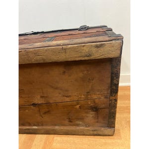 Vintage STEAMER TRUNK storage chest camelback humpback antique victorian toy box immagine 13