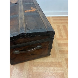Vintage STEAMER TRUNK storage chest camelback humpback antique victorian toy box immagine 6