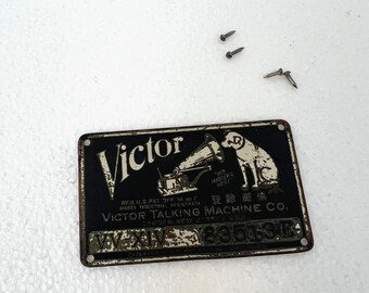 Victrola VV-XIV Phonograph Badge victor talking machine original metal nipper US