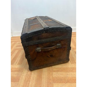 Vintage STEAMER TRUNK storage chest camelback humpback antique victorian toy box immagine 5