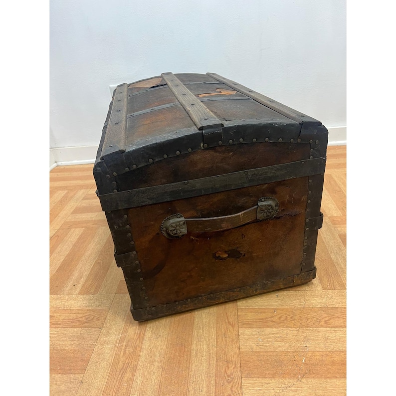 Vintage STEAMER TRUNK storage chest camelback humpback antique victorian toy box immagine 5