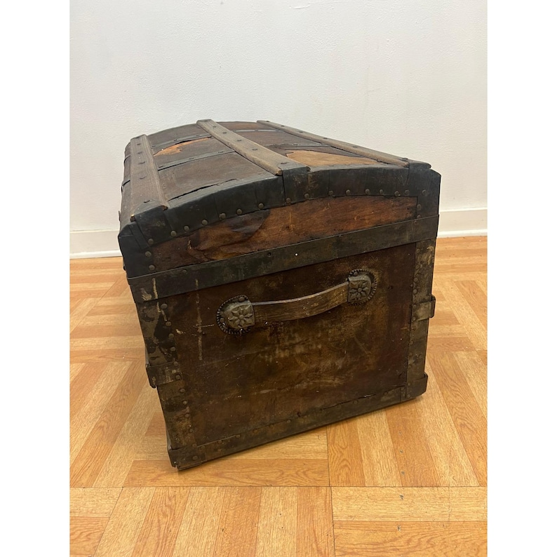 Vintage STEAMER TRUNK storage chest camelback humpback antique victorian toy box immagine 10