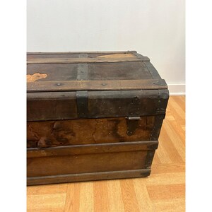 Vintage STEAMER TRUNK storage chest camelback humpback antique victorian toy box immagine 9