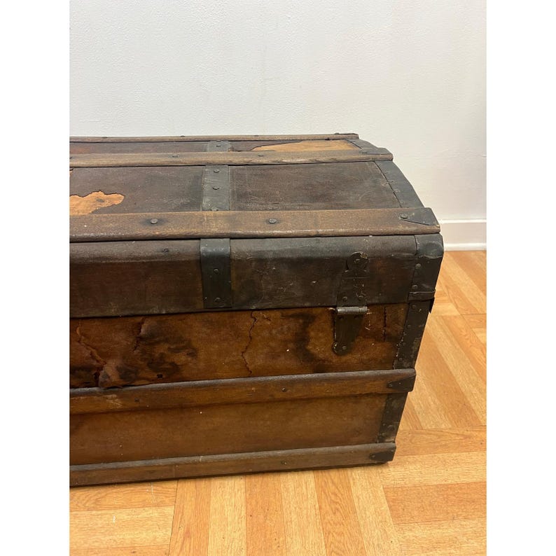 Vintage STEAMER TRUNK storage chest camelback humpback antique victorian toy box immagine 9