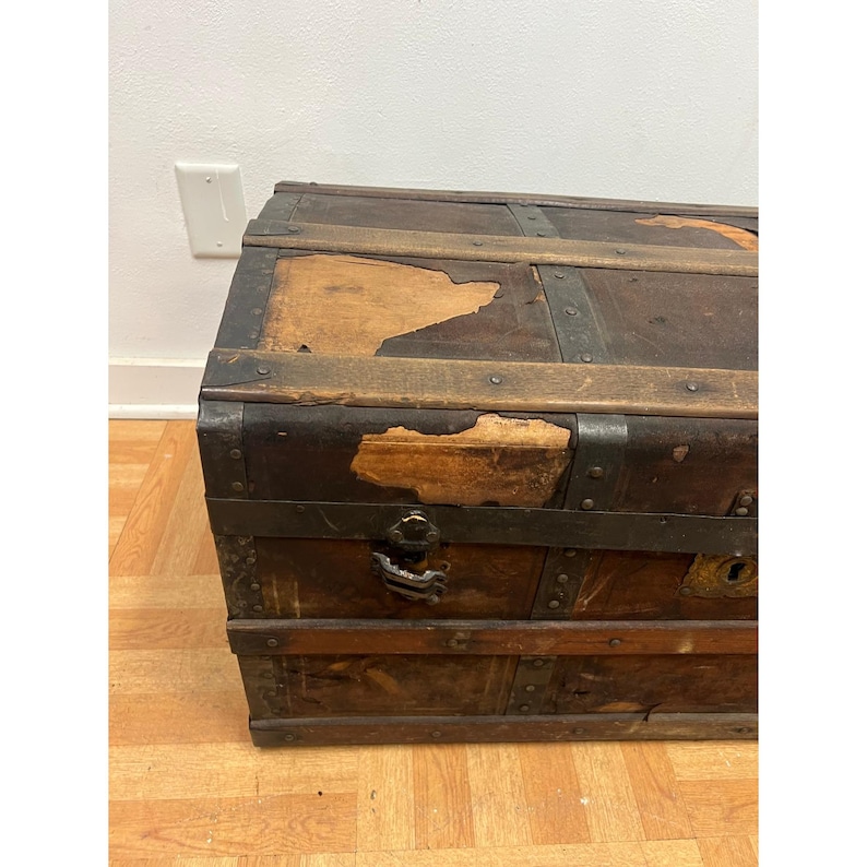 Vintage STEAMER TRUNK storage chest camelback humpback antique victorian toy box immagine 2