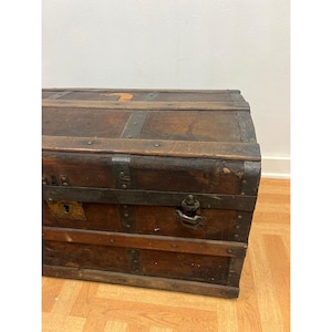 Vintage STEAMER TRUNK storage chest camelback humpback antique victorian toy box immagine 4
