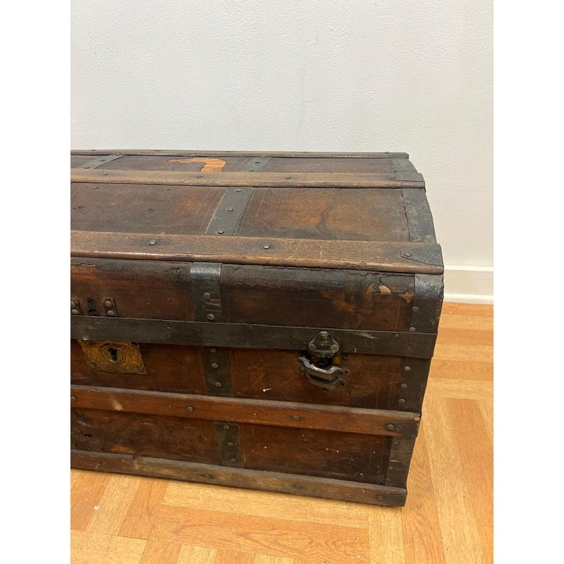 Vintage STEAMER TRUNK storage chest camelback humpback antique victorian toy box immagine 4