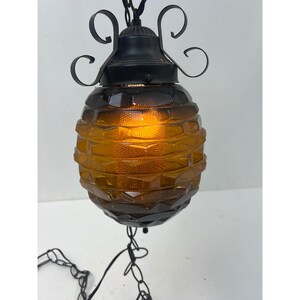 Vintage hanglamp met amberkleurig glas, getextureerd, midden-eeuwse stijl, zwart.