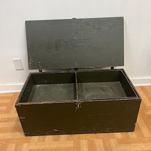 Vintage Military FOOT LOCKER W Tray Drab Green Flat Top Storage