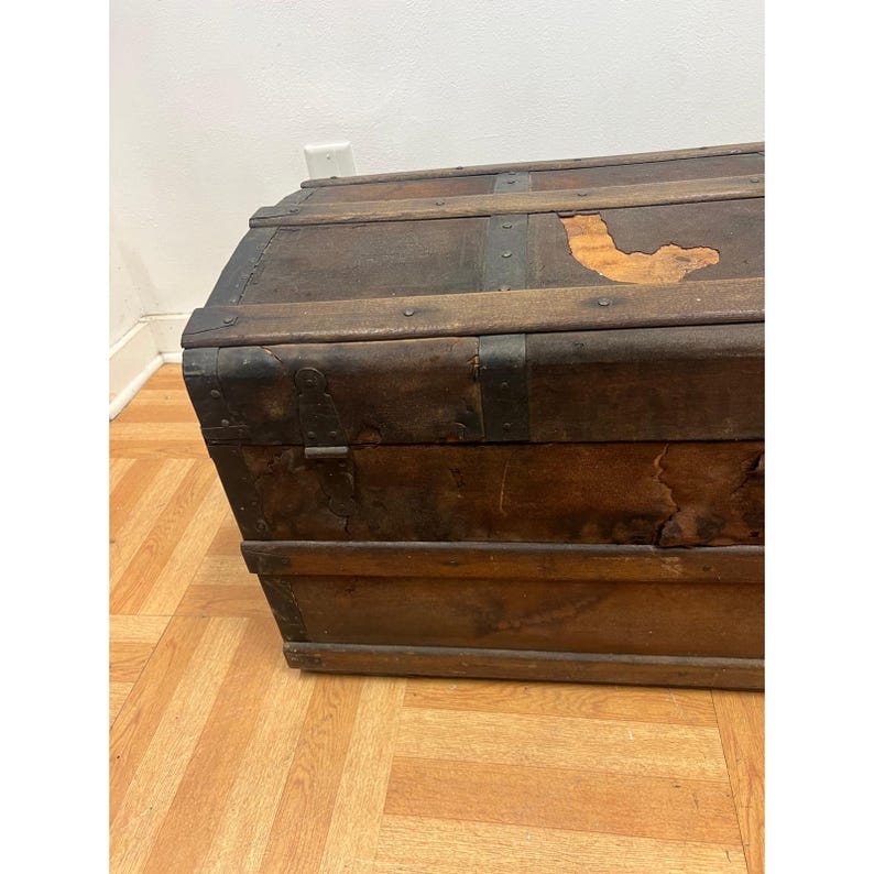 Vintage STEAMER TRUNK storage chest camelback humpback antique victorian toy box immagine 8