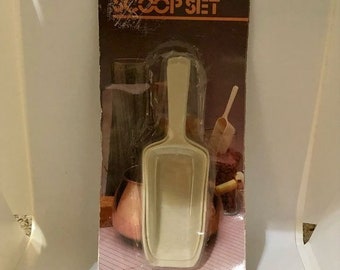 Vintage Plastic Scoops NEW Small