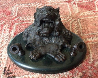 Patinated Cast Bronze Lion Figural Inkwell with Two Pen Holders Mounted on Oval Figured Dark Green Marble Base, circa 1960, Probably Italy