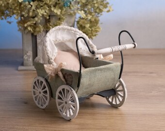 Carrito de madera hecho a mano para la muñeca Lalinka