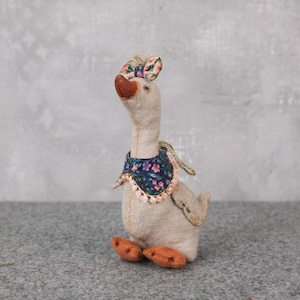 Könnte beinhalten: Eine weiße Keramik-Tasse mit schwarzem Henkel und dem Text "But First, Coffee" in schwarzer, fetter Schrift. Die Tasse steht auf einer weißen Oberfläche.