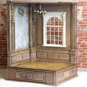 Könnte beinhalten: Miniatur-Diorama eines Vintage-Zimmers mit Backsteinmauer und Fenster. Der Raum ist in Braun- und Beigetönen gehalten, mit dekorativen Leisten und einem kleinen Kronleuchter. Das Fenster hat einen weißen Rahmen und ein Gittermuster.