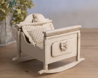 Cuna miniatura hecha a mano para muñeca Lalinka