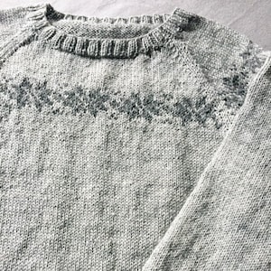 Sweater with classic nordic star pattern knitting pattern in English and Danish