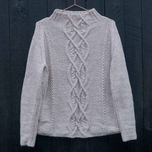 Sweater knitting pattern with aran pattern / cable knit on the front in English and Danish