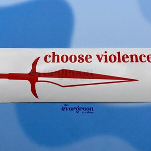 Puede incluir: Pegatina blanca con una espada roja y el texto "choose violence" en rojo. La pegatina tambi&eacute;n tiene el texto "the evergreen co. shop" en azul.