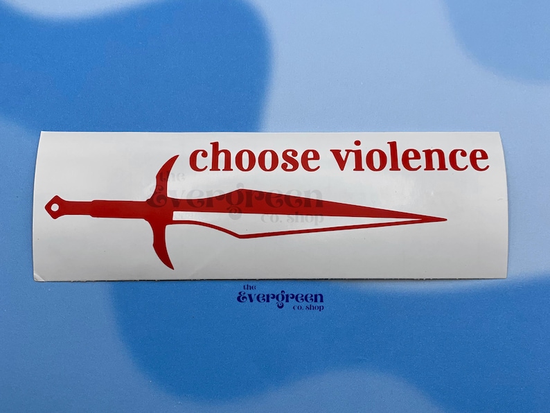 Puede incluir: Pegatina blanca con una espada roja y el texto "choose violence" en rojo. La pegatina tambi&eacute;n tiene el texto "the evergreen co. shop" en azul.