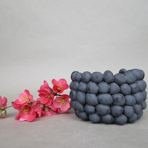 Kleine schwarze Steingutschüssel oder Topf, handgemachtes Stück Keramik, Geschenk
