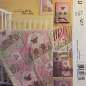 McCalls (2009), número de catálogo 5870. Manualidades McCalls. Edredón, manta, almohada, cordero enmarcado, juguete y babero. Completo, sin usar, FF. Excelente estado.