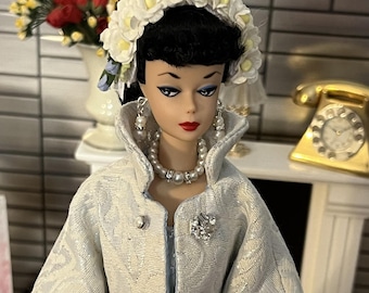 Ensemble blanc pour poupée mannequin de style vintage sur commande. Balançoire, bibi, robe, pochette, gants, bijoux, chaussures.