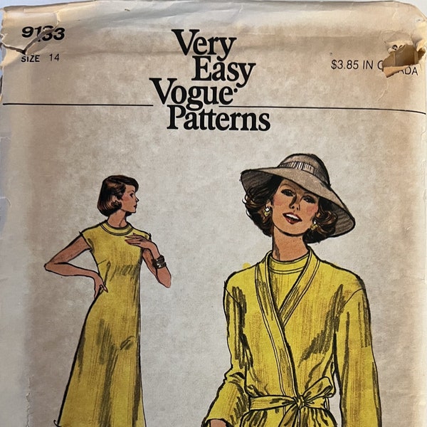 VTG 9133 Vogue (1975). Heel gemakkelijk Vogue. Mevrouw jas en jurk. Maat 14, buste 36". Compleet, ongebruikt, FF. Uitstekende staat.