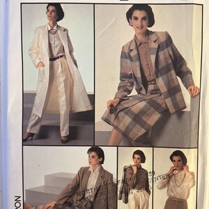 VTG 7033 Simplicity (1985). Går överallt. Kjol, blus, kappa, jacka för fröken. Storlek 6-8. Komplett, oanvänd, helt oanvänd. Utmärkt skick.