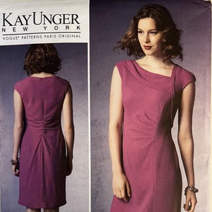 Op de afbeelding: Een magenta jurkpatroon van Kay Unger New York. De jurk heeft een unieke asymmetrische halslijn en een getailleerd silhouet. Het patroon bevat maten 16-18-20-22-24. Het Vogue Patterns Paris Original logo is zichtbaar.