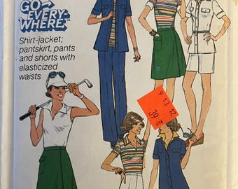 Conjunto vintage Simplicity 8106 (1977). Ideal para qualquer ocasião. Conjunto feminino composto por calça-saia, calça, shorts e jaqueta-camisa. Tamanho 12. Completo, sem uso, em excelente estado de conservação.