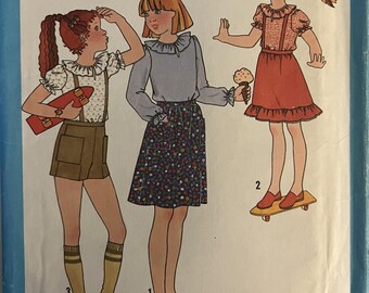 VTG 8603 Simplicité (1978).  Chemisier, jupe, short, bretelles fille.  Taille 10. Complète, inutilisé, FF.  Excellent état.