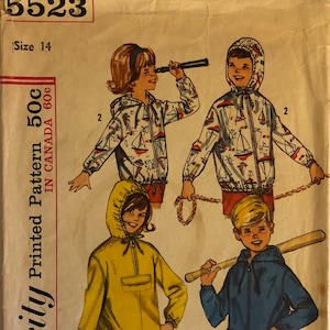 Könnte beinhalten: Vintage Simplicity Schnittmuster für Kinderjacken. Das Schnittmuster umfasst drei verschiedene Stile: eine blaue Jacke mit Kapuze, eine gelbe Jacke mit Kapuze und eine weiß-blau gemusterte Jacke mit Kapuze. Das Schnittmuster ist für Größe 14 und wurde in Kanada gedruckt.