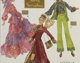 12006 Simplicité (2024).  Reproduction vintage de 9975 Simplicity Doll Collector's Club.  Poupée Fasion de 11 1/2 po. Complète, FF. EX état.