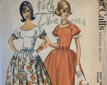 VTG 5731 McCalls (1960).  Robe pour femme avec jupon attaché.  Taille 16, buste 36 po. Inutilisé, FF/coupe nette. Excellent état.