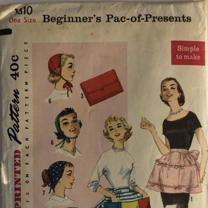 Rare VTG 1810 Simplicity (1956).  Beginner&#39;s Pac-of-Presents.  Apron, Hats, Bag, Cummerbund, Slippers.  Complete, unused, FF.  Ex cond.