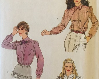 VTG 8039 Vogue (jaren 70). Zeer gemakkelijke mode. Damesblouse met vlinderstrik. Maat 12, buste 34". Compleet, ongebruikt, netjes gesneden. Uitstekende staat.
