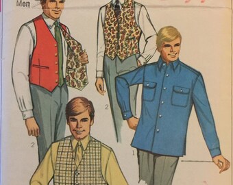 VTG 7973 Simplicity (1968). Camisa y chaleco reversible para hombre. Pecho 40", Cuello 15". Completa, sin usar, FF. Excelente estado.