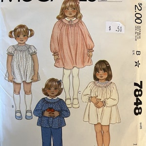 VTG 7848 McCalls (1981). Småbarnsklänning eller topp med transfer. Storlek 1, bröstvidd 50 cm. Komplett, oanvänd, fullkornsfärgad. Utmärkt skick.