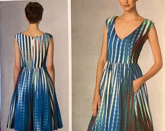 OOP 1433 Vogue (2015). Designer américaine, Tracy Reese.  Robe de demoiselle. Tailles 6 à 14 et tailles 14 à 22. Complet, inutilisé, FF.  Excellente condition.