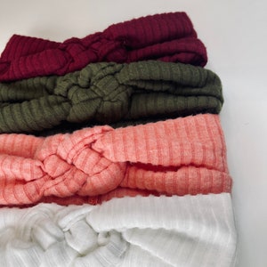 Puede incluir: Cuatro diademas anudadas en diferentes colores: blanco, coral, verde oliva y burdeos.