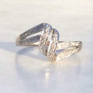 Vintage Diamond Wave Swirl Gold Ring- 9ct