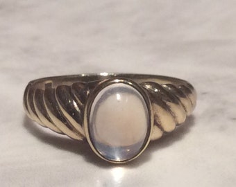 Vintage Moonstone Gold Ring - 9ct